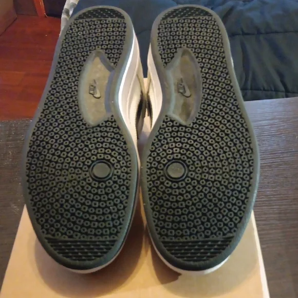 Nike SB Alleyoop Dunks White and Black Sneakers Mens 9 Womens 10.5 EUC - Picture 9 of 9